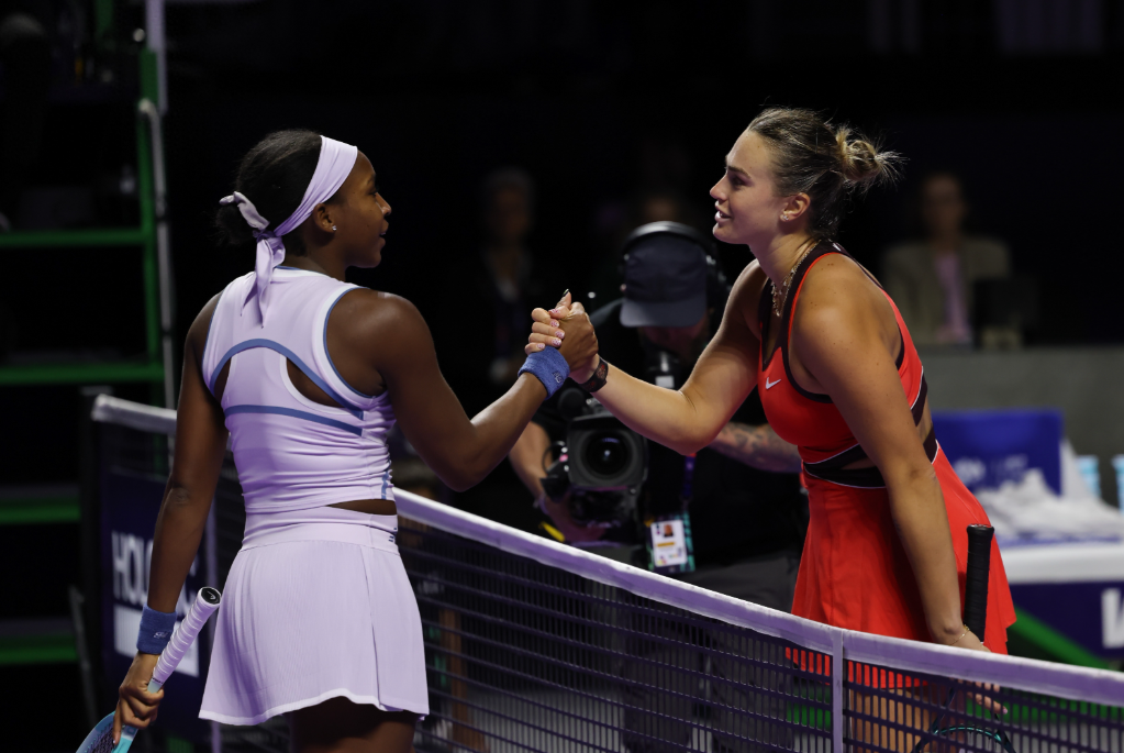 在沙特阿拉伯利雅得进行的WTA年终总决赛小组赛中，白俄罗斯选手萨巴伦卡2比0战胜