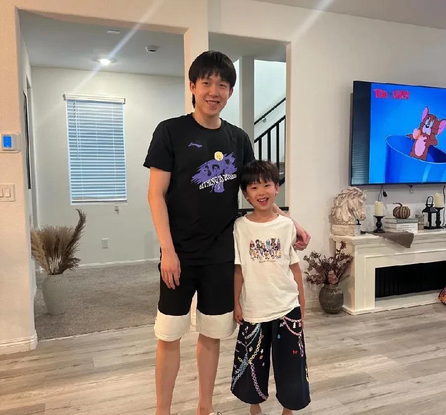 大头的新鲜合照，照片中的小男孩是梁靖崑的大儿子，大头好温柔呀。轻轻地揽着小