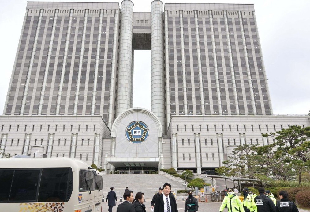 韩国前总统不服气，要法院管管韩国前总统尹锡悦被关了六天，