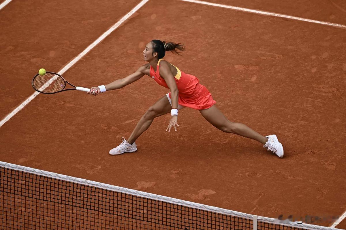 中国网球一姐郑钦文又双叒叕夺冠了！WTA1000罗马站决赛直接把世界第一萨巴伦卡