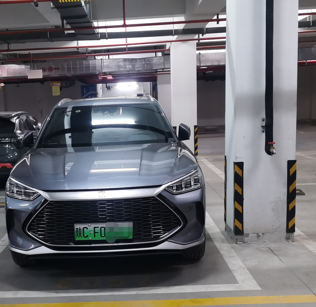 求助充电桩问题万能的车友，柱子在左前方(驾驶位)。但是充电接口在右后方，充电枪