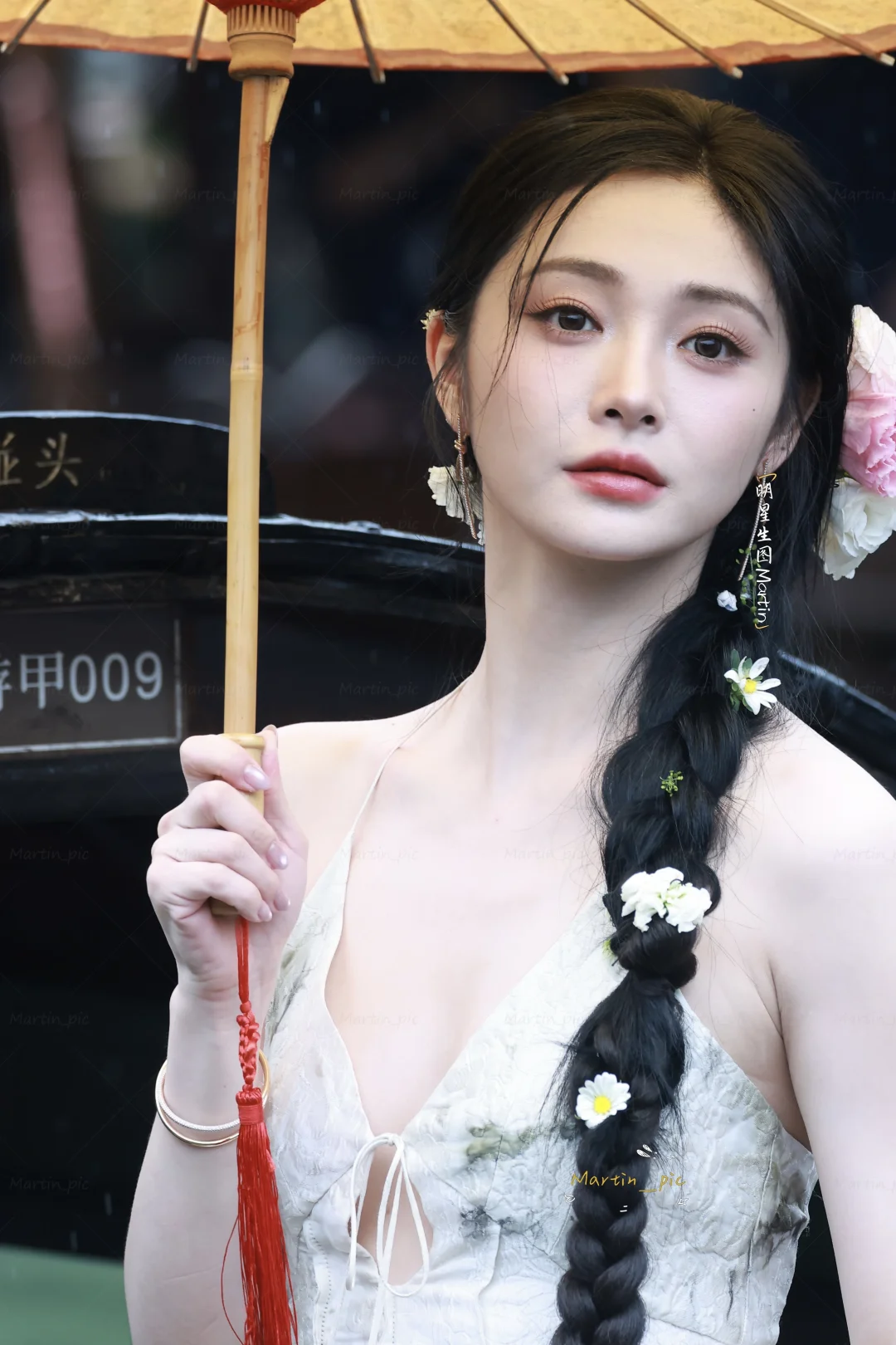 周洁琼濮院外拍生图 烟雨朦胧中撑伞的少女