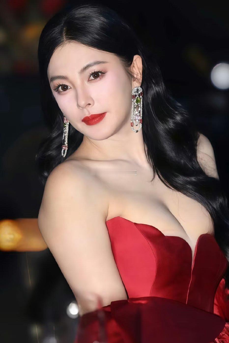 张雨绮大女主人设崩了看样子张雨绮这一次人设崩无可崩最早看张雨绮演戏，应该是美人鱼