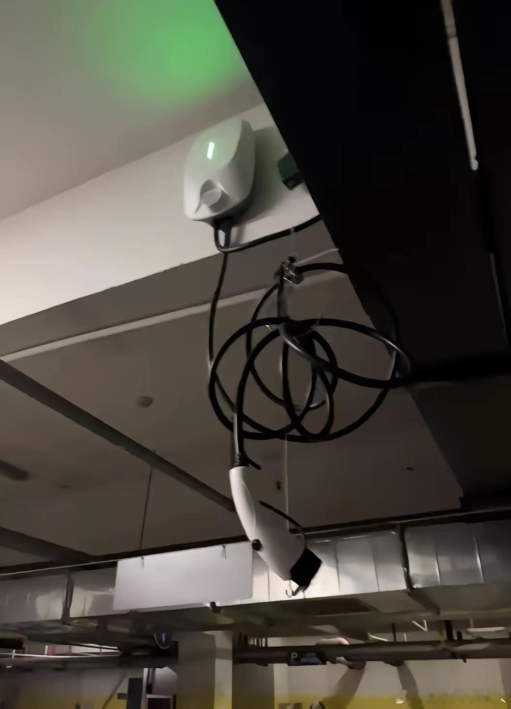 刷到个狠人，把自家中间车位硬生生装上了充电桩，全程拍的视频火到播放量飙到五百万。