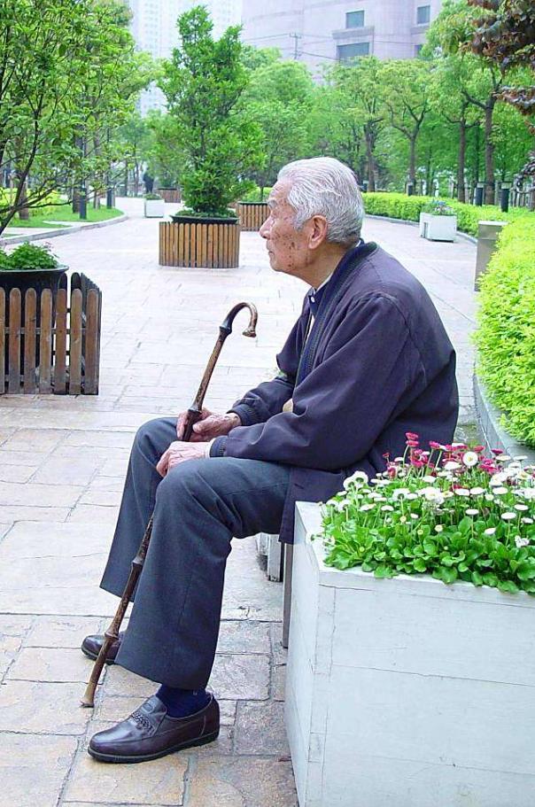 一位退休老人非常现实的忠告：如果你有退休金，还有三四十万存款，那听大爷一个建议：