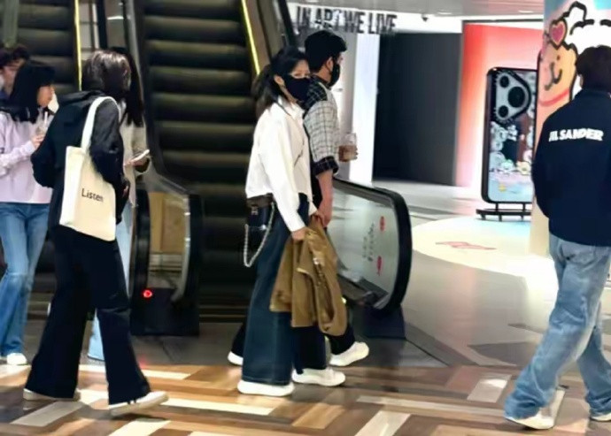 鲍蕾夫妇与郭京飞聚会，49岁陆毅又高又瘦，看着比妹夫要年轻10岁​​​