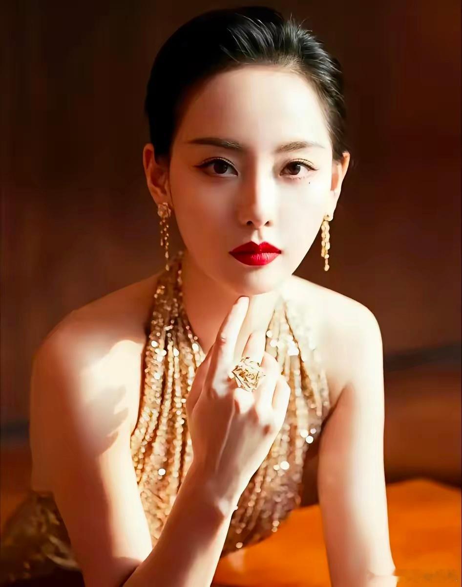 张嘉倪是个狠人，能拿下两个孩子的抚养权，普通人根本做不到。她在一审里落入下风，二