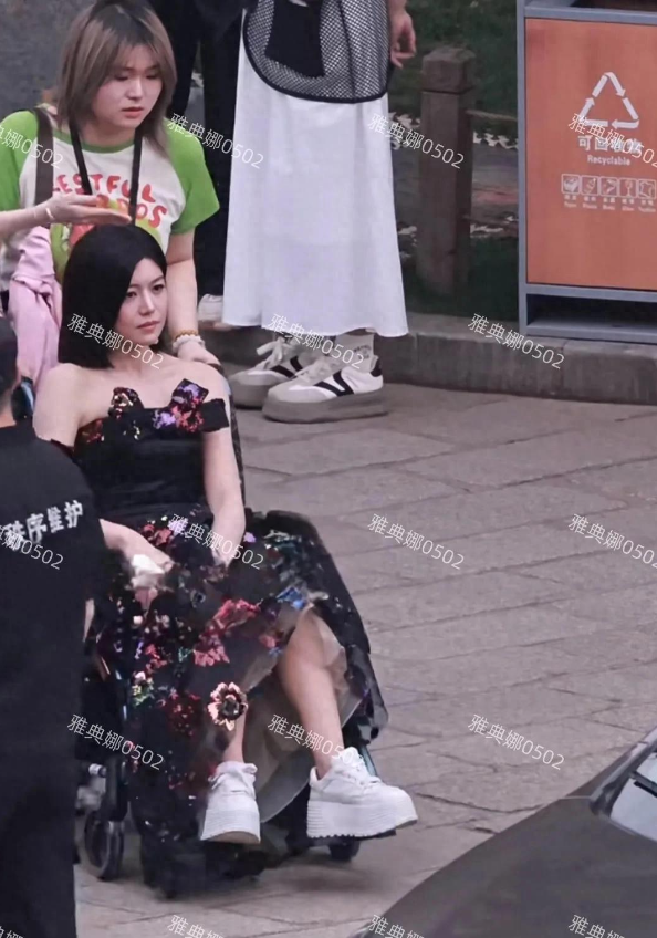 天啊陈妍希怎么坐轮椅了？是受伤了吗？突然发现她某个角度像大S