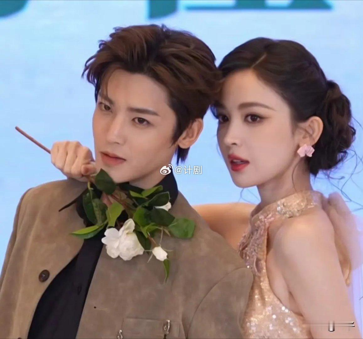 看得出来侯明昊真的很尴尬…《玉茗茶骨》首映礼上，古力娜扎非常主动的帮侯明昊整理头