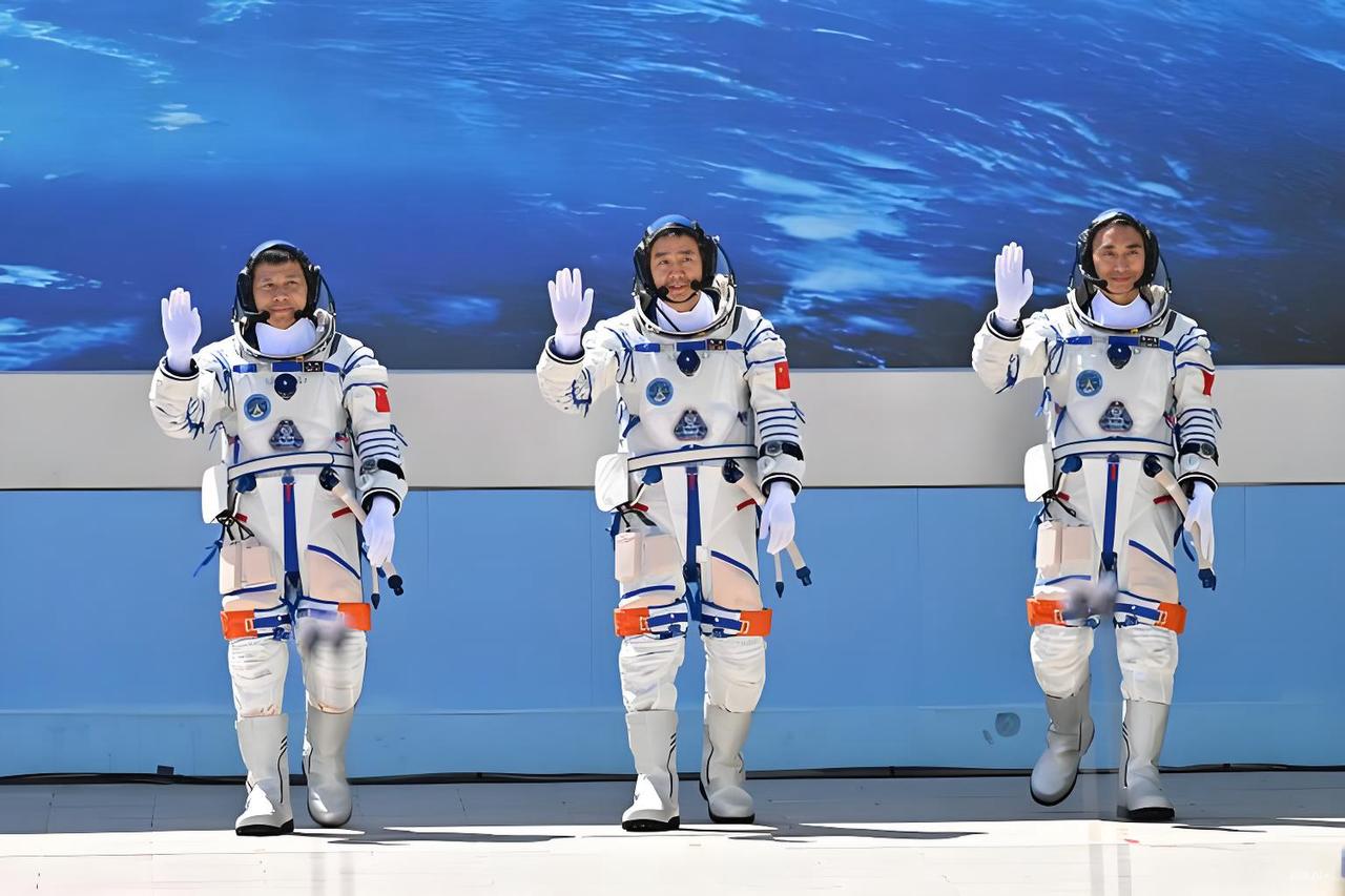 神舟二十号乘组将于今日返回神舟二十号航天员乘组将于11月14日乘坐神舟二十一