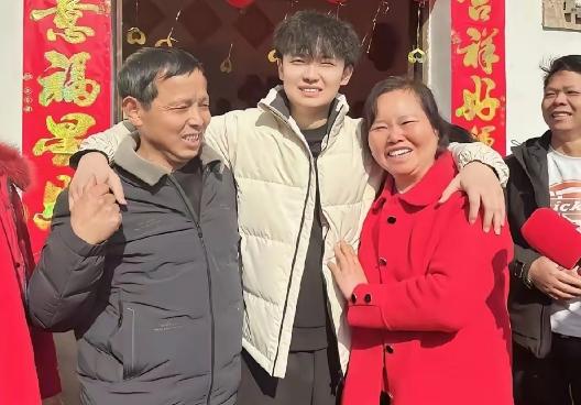 全网吵翻！江西被拐小伙彭聪聪，历经21年终于找到亲生父母，却做出了让所有人震