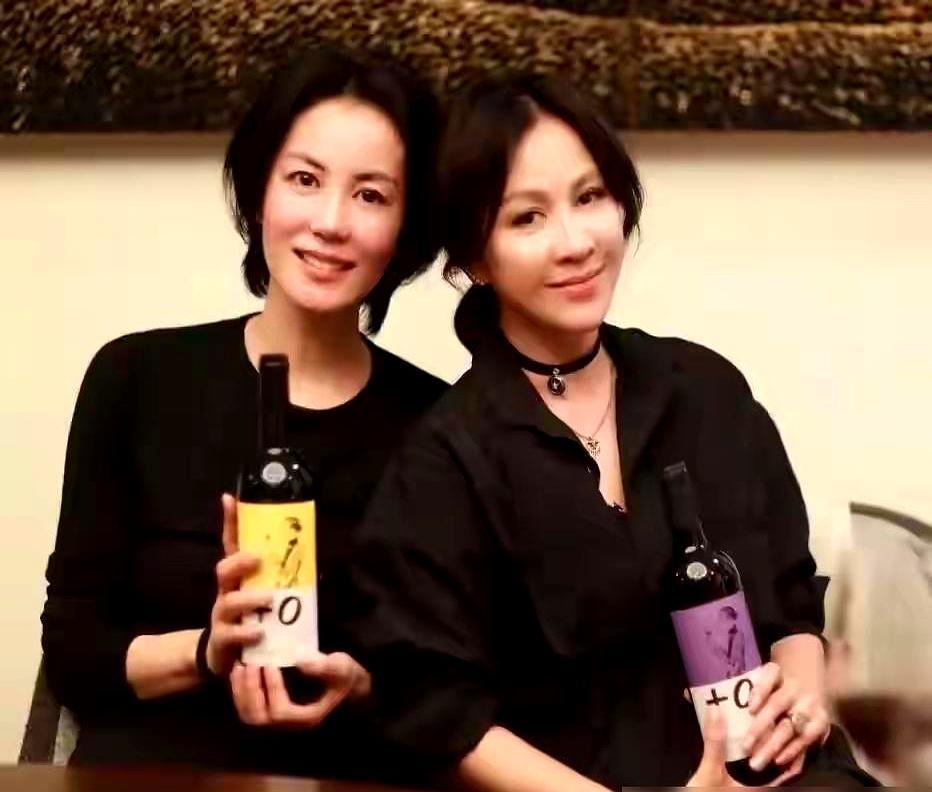 卸下春晚妆容的王菲，靠一张偷拍照翻了盘。照片里，56岁的王菲和60岁的刘嘉