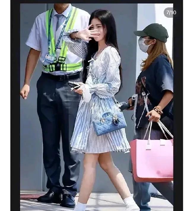 我觉得她挺努力的，至少，身高体重一直能保持在小学四年级女童的水平，就不容易。再