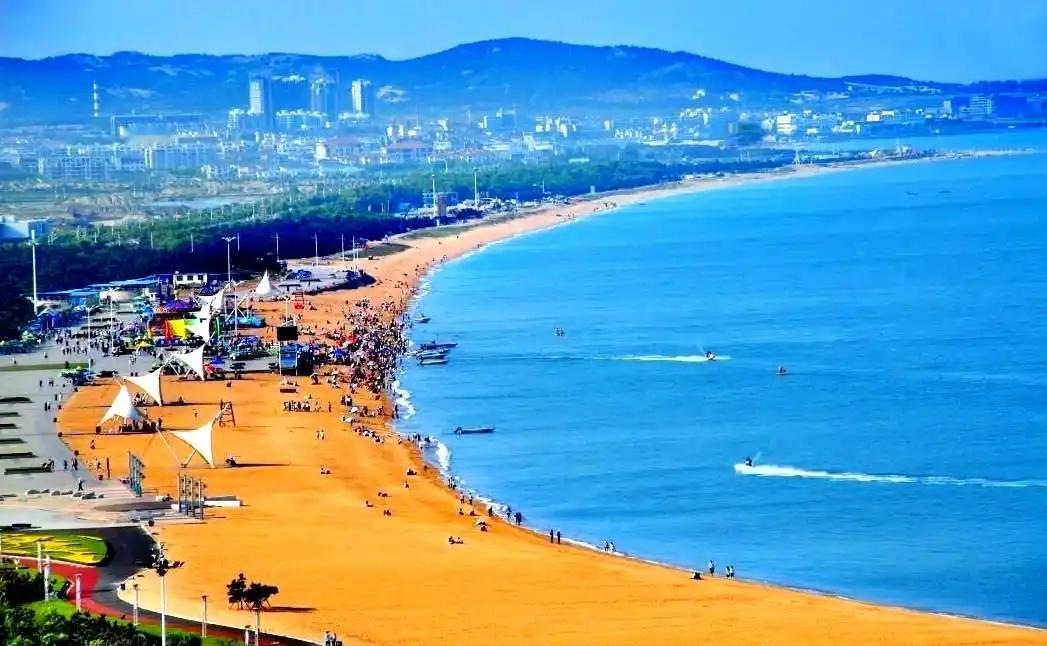 我的家乡是一座北方小城。原先是个县城，后来才成为地级市，其实也没有多久也就是三