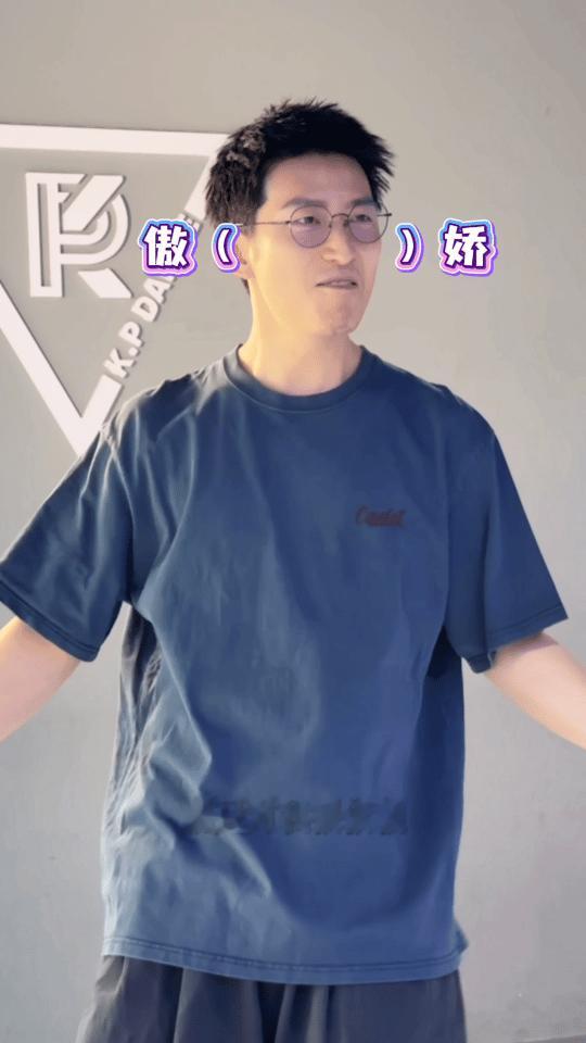 刘红兵的一公舞台窦骁安排上了谁能想到窦骁的剧宣方式是亲自跳舞。他还给自己编了个