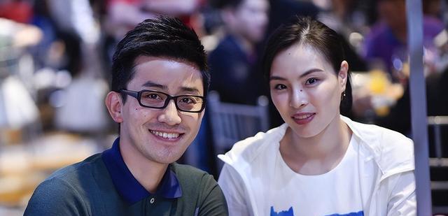 2017年，奥运冠军吴敏霞结婚时跪下给婆婆敬茶，婆婆一脸骄傲。那场婚礼的视频