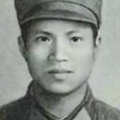 1979年战场名场面！重伤战士跪地发现越军电话线，一个操作改写战局！197