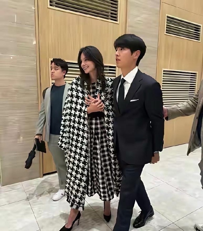 宋仲基携外籍妻子参加友人婚礼，两人同框特别违和，感觉没有cp感，还是双宋最登对。