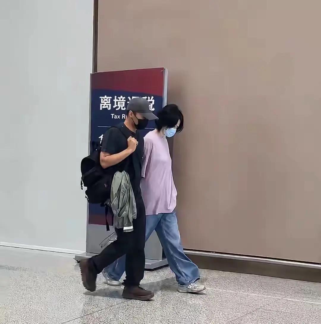 不管别人怎么看，人家两口子过的可好着呢。羡慕嫉妒恨也没有用，你没有人家他俩活的漂
