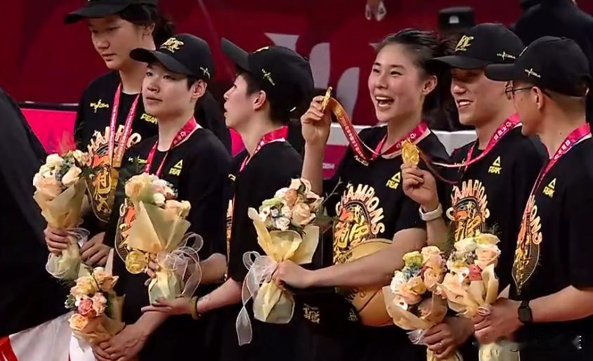 WCBA总决赛，四川女篮抢五力克山西夺冠：李缘获总决赛MVP。恭喜四川队。王