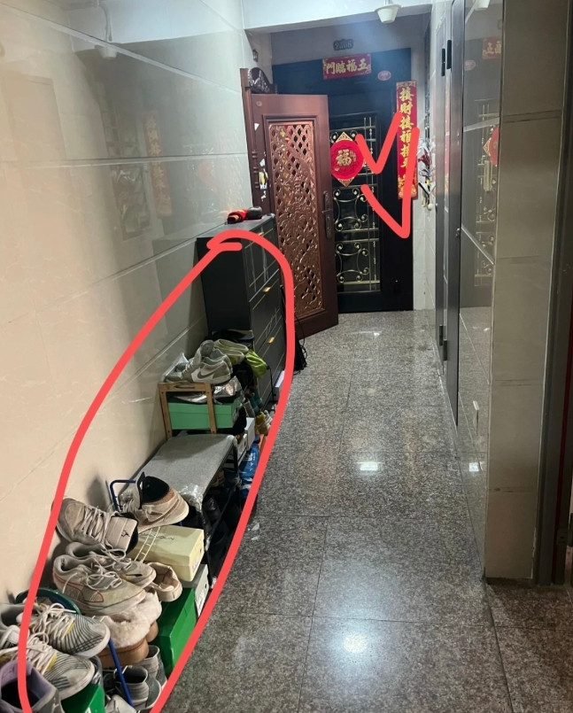 救命！对门邻居把鞋全堆在楼道里！我家门口靠墙全是他们的旧鞋，超级臭！我跟他们商量