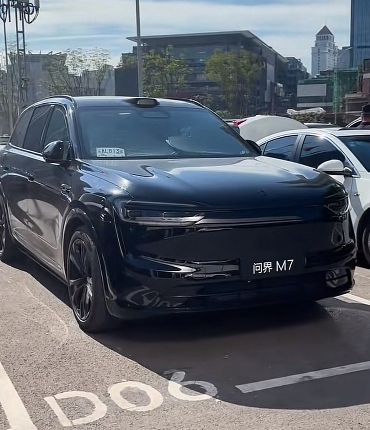 问界全新M7这全黑涂装真够帅的，这车给人的感觉就是，穿西装打领带还带墨镜。问界M