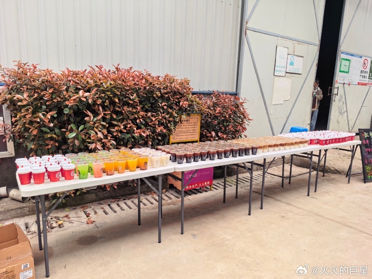 太后姐姐杨幂请江山大同工作人员喝咖啡杨幂请客剧组喝咖啡