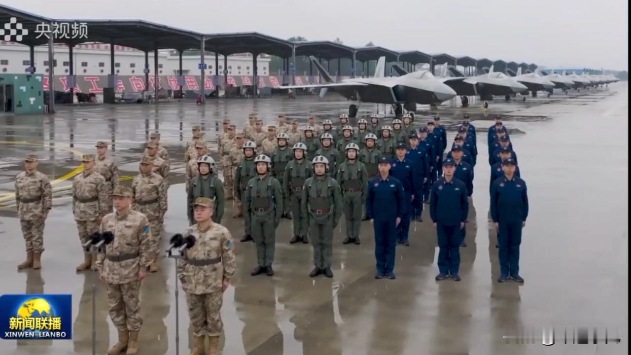 今年拜年不哭穷了！歼20，10架直接列阵展示，你给打几分？今年开始，拜年开始