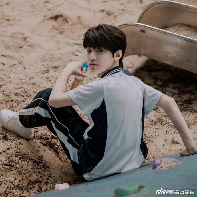 张泽禹用名字缩写画了颗椰树张泽禹的创意太绝了！用名字缩写勾勒别致椰树，巧思藏在细