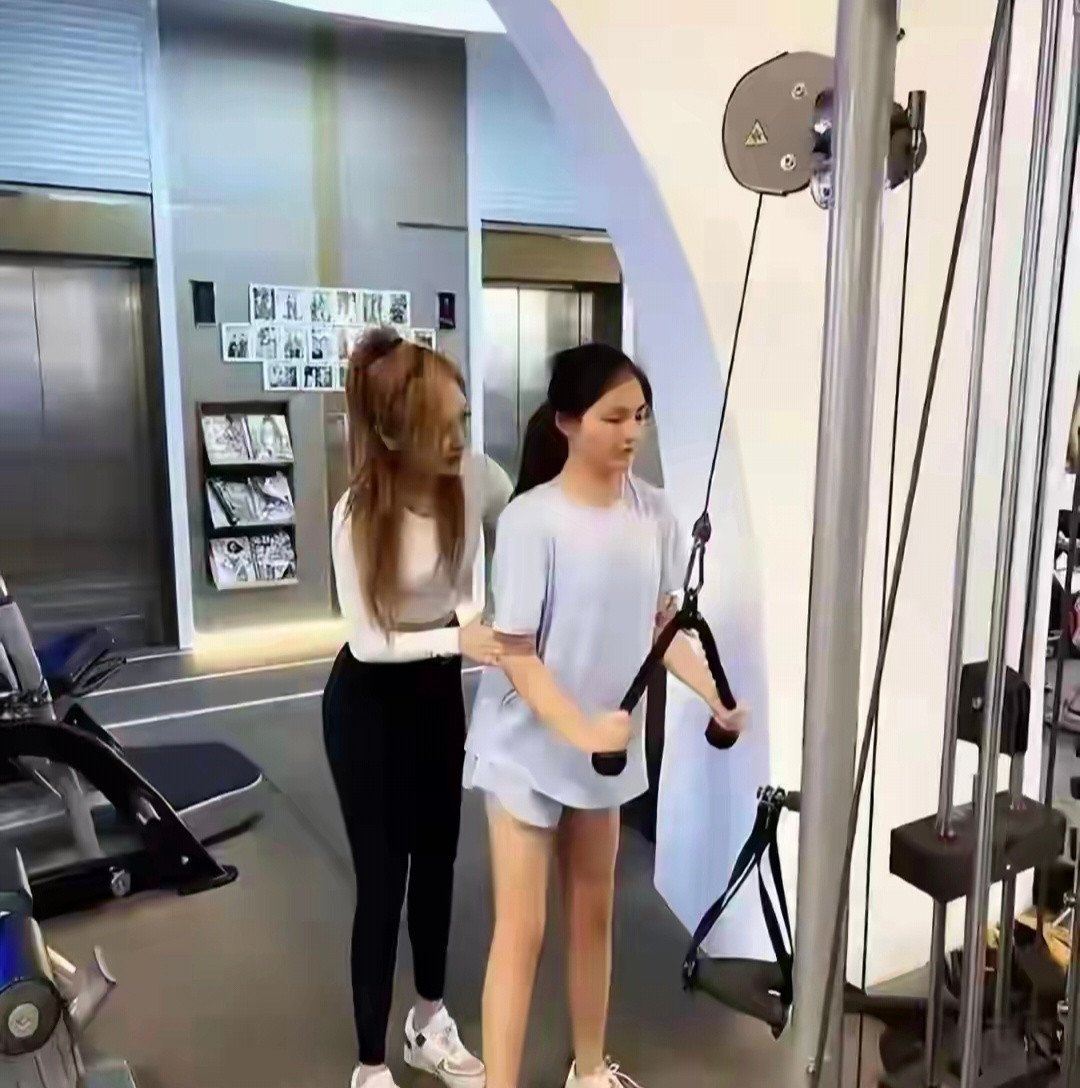王诗龄私人健身教练大赞王诗龄自律，并晒王诗龄的健身照，真的变漂亮好多
