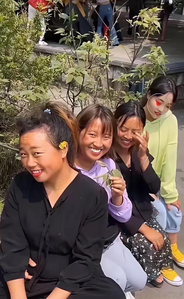 美颜加持下，没有丑女。