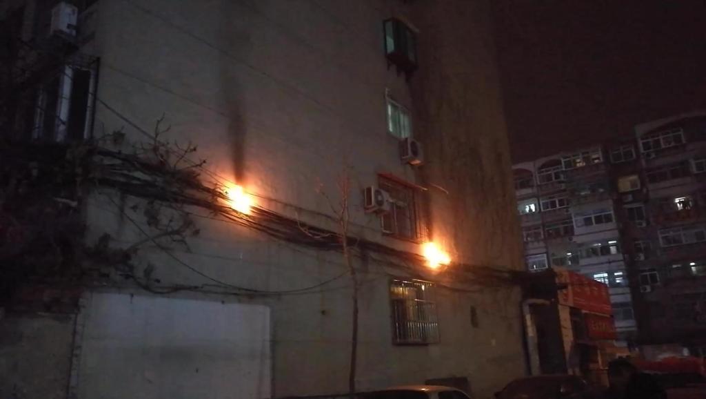 济南工业北路附近一居民楼着火 140922 每日新