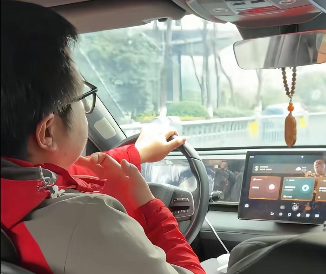 谁认识他？把别人的善意当成理所当然，26岁的庞先生直接被单位解职也不为过，单位丢