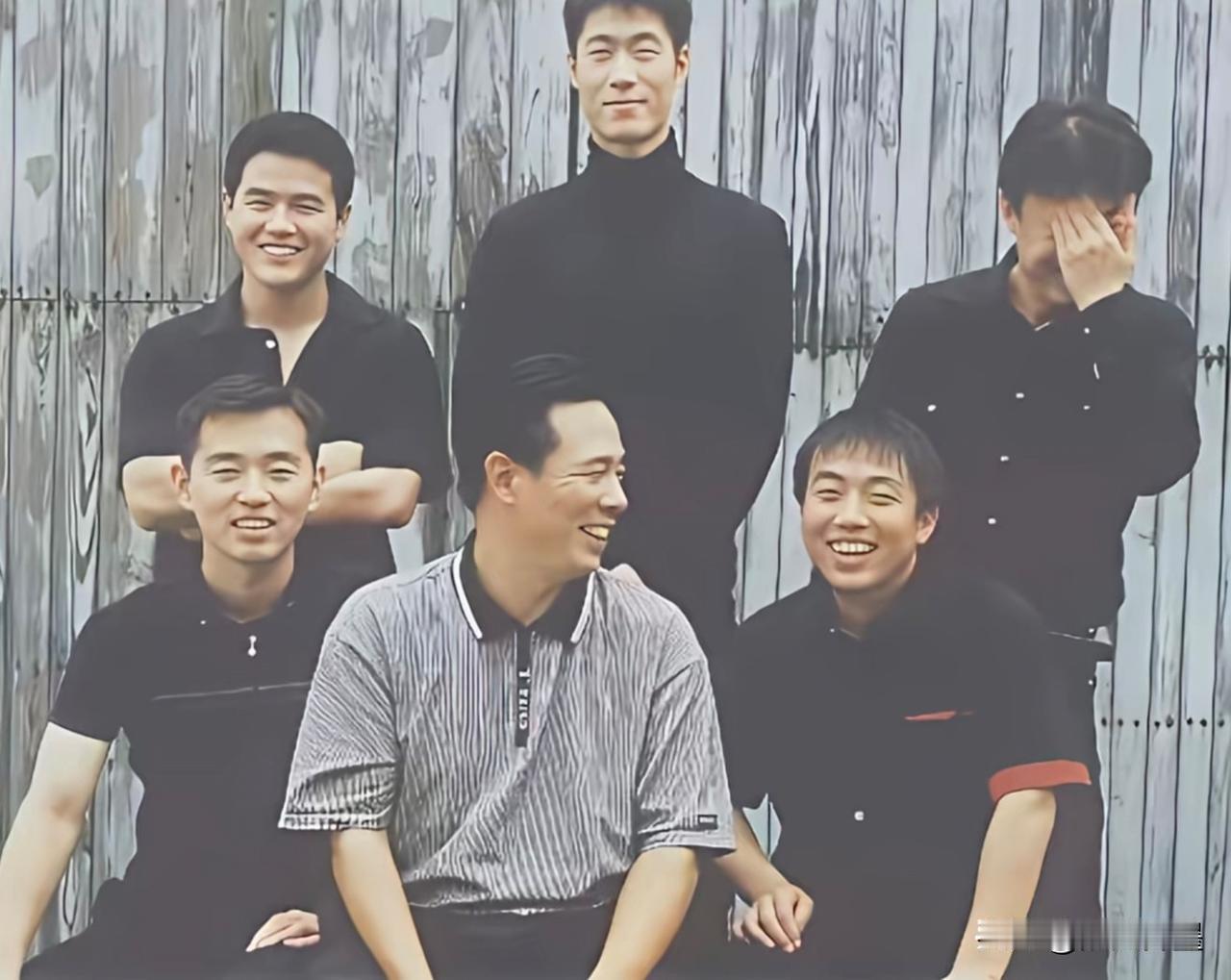 国乒“教父”蔡振华和他的“五虎上将”难得同框：后排右一捂着脸羞于见人的是谁啊？