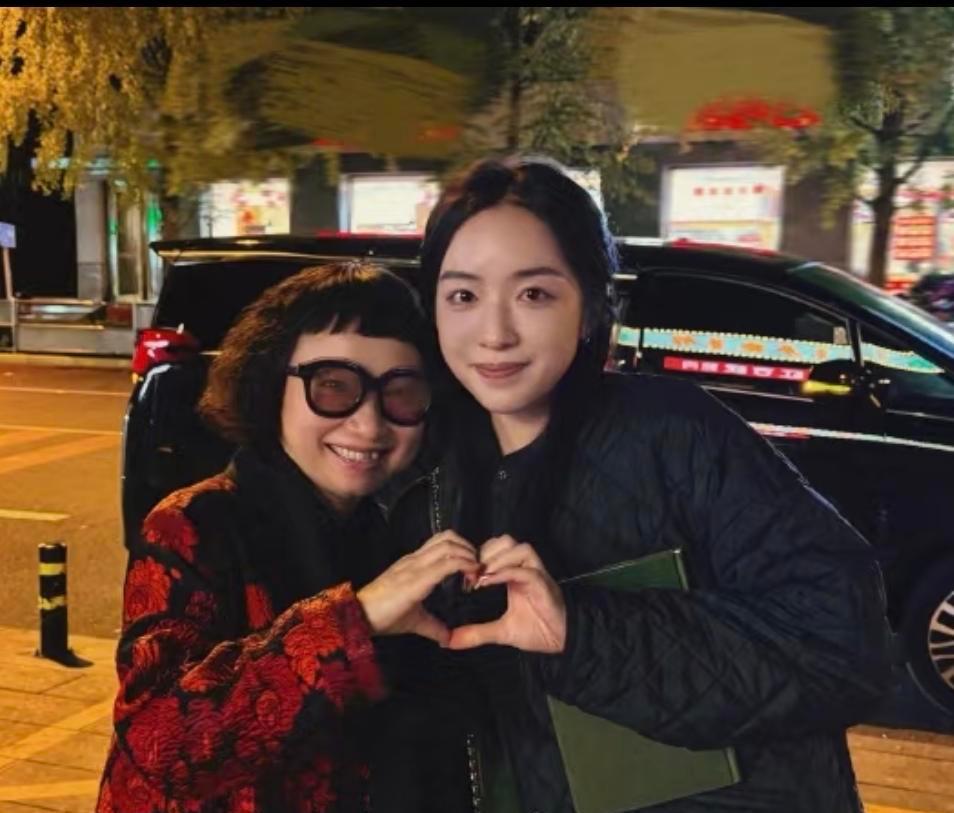 翁青雅没说要退主持，但镜头前的笑，明显没以前真了。饶雪漫的新剧，名单还没公布，