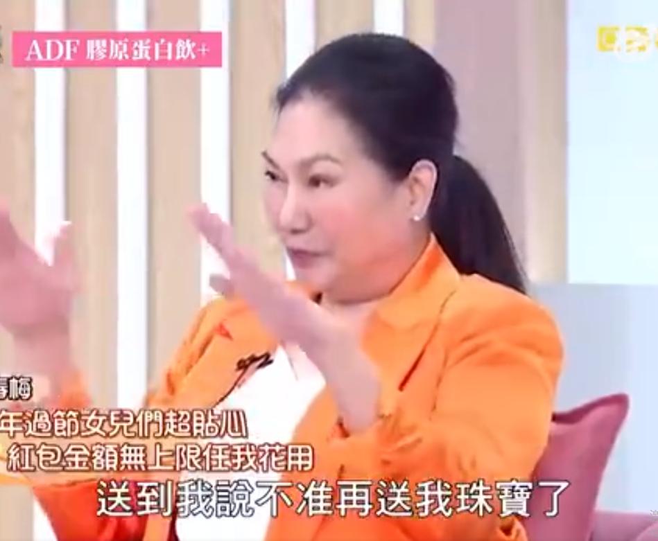 当张兰喊马筱梅妈妈去刷汪小菲的卡时，她的反应，才让我看出来了她与大s妈妈黄春