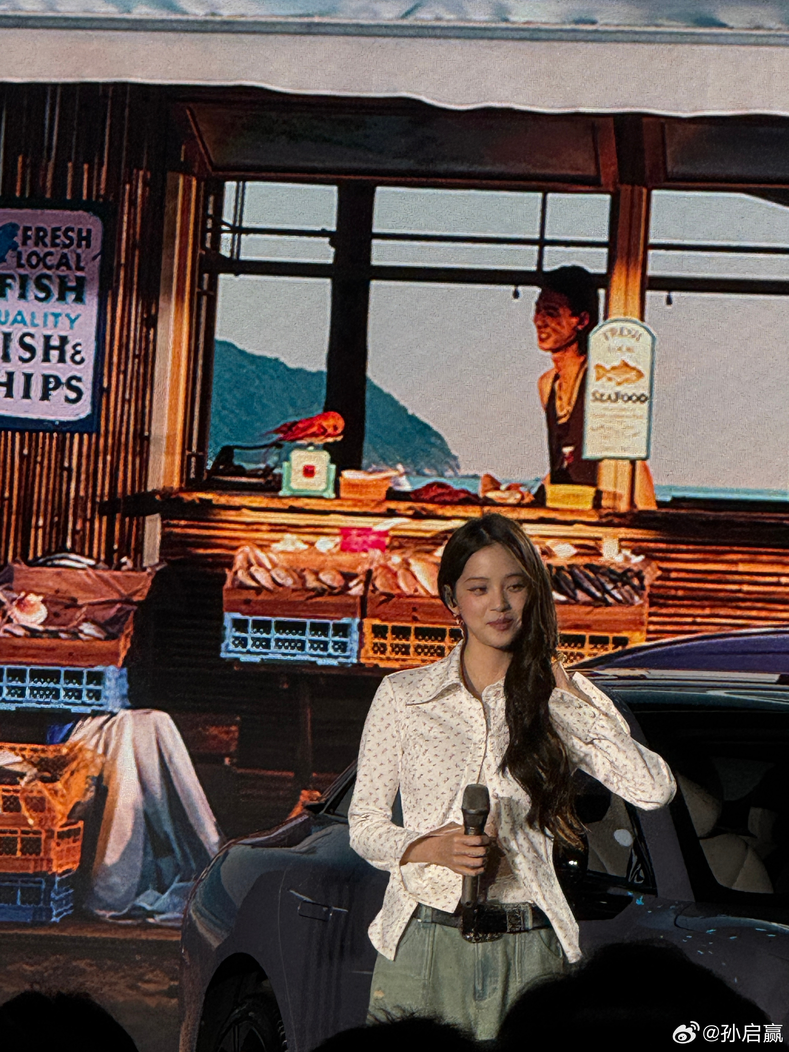 欧阳娜娜真的漂亮啊，明星就是明星。而且唱歌也好听，声音甜美，多才多艺，现场唱的还