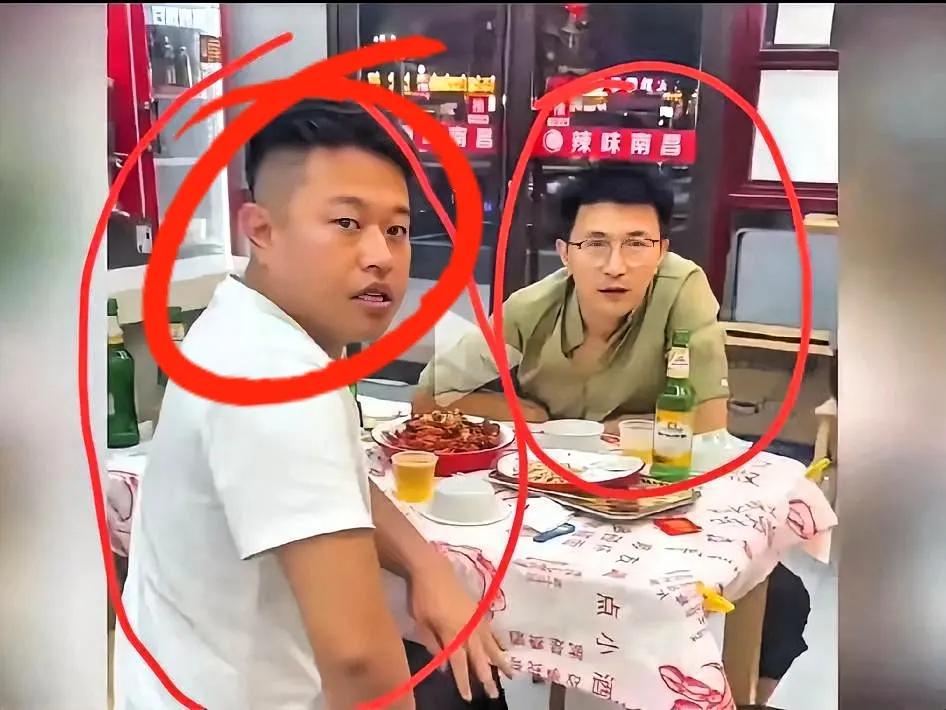 记住画圈的这两个人，他们马上就要火了。据网上上传视频显示，该白衣男子无故摸