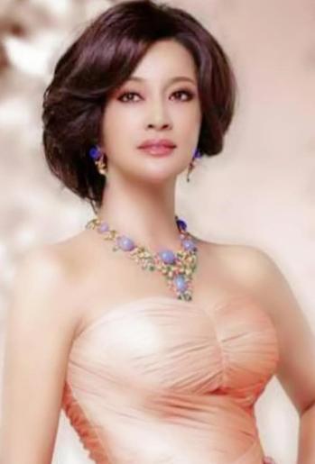 1982年，刘晓庆到南京演出，遇见了正在拍戏的迟志强，晚上几杯酒下肚后，刘晓庆让