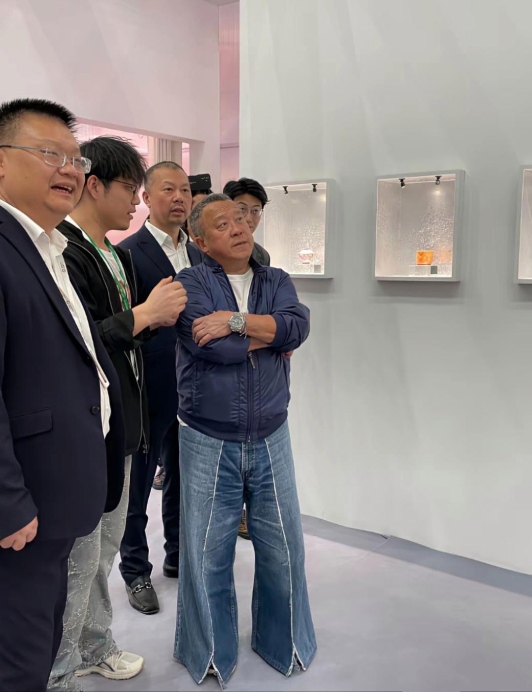 镜头中的曾志伟头发花白，眼袋深刻，又矮又胖，双腿罗圈，居然还身着曳地开叉的牛仔裤