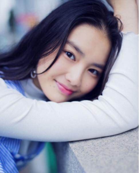 摄影真是门学问啊，不用的场景会给您不一样的感觉。同样的女孩，这样看起来就很好看