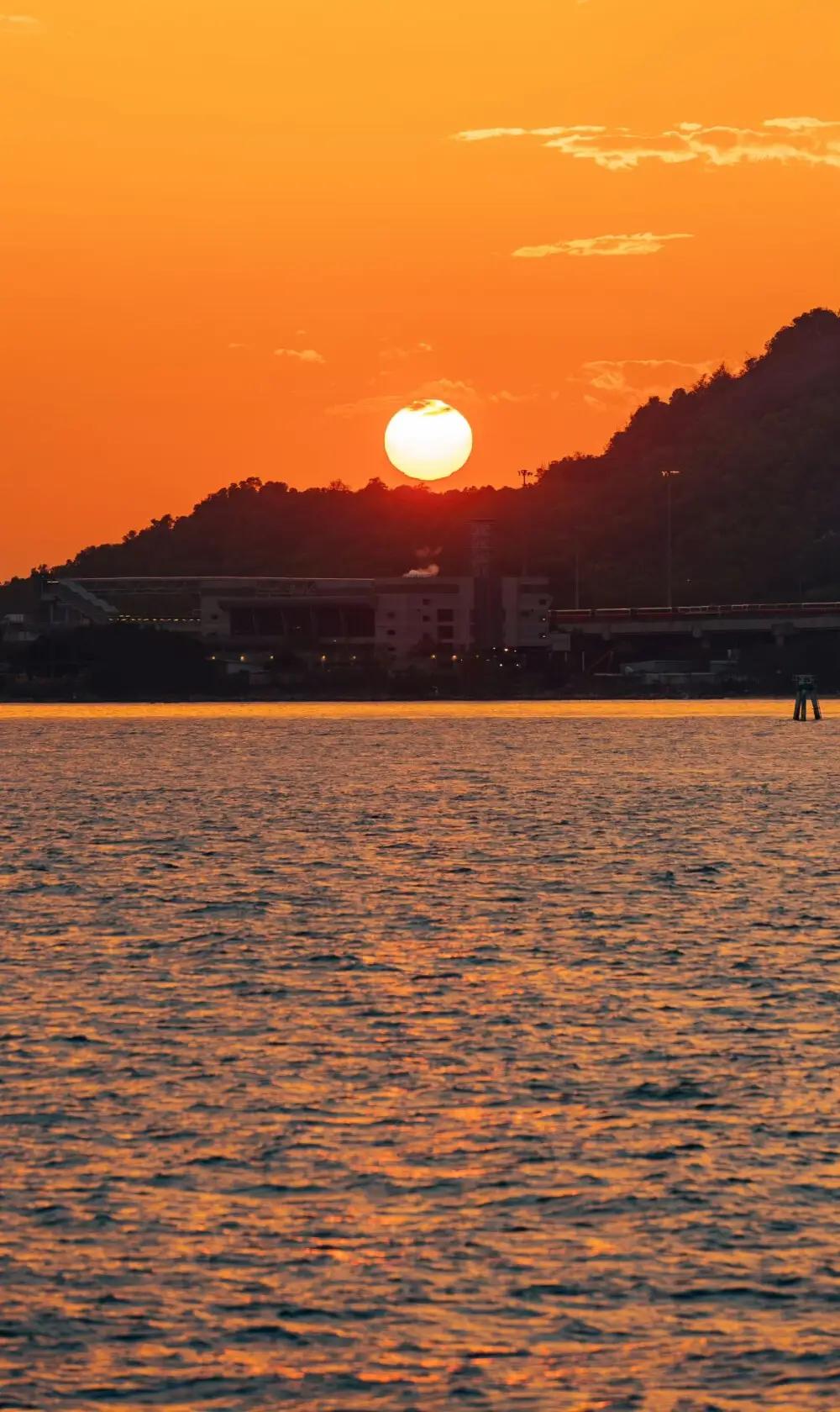 职场和不同人打招呼方式有哪些在职场和不同人打招呼可有讲究了。对领导，得正式又尊