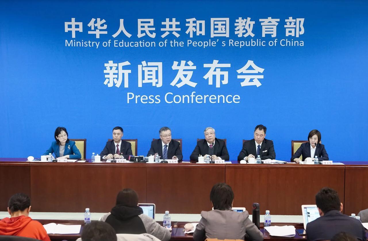 5月27日教育部启动“规范管理提升年”行动，中小学办学规矩全面升级。提前开学、寒