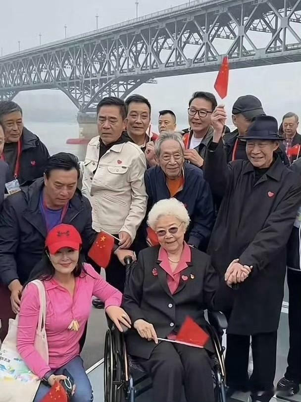 乍一看以为是一个普通的老年旅游团，再仔细看发现没一个是普通人
