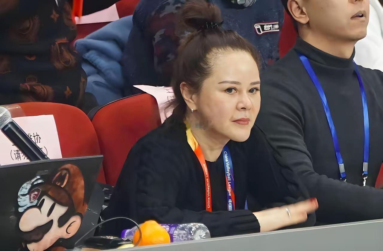 孙俪妈妈这气质，比她女儿演的熹妃还霸气，气场还大，一看就是一个精明的老太太。​