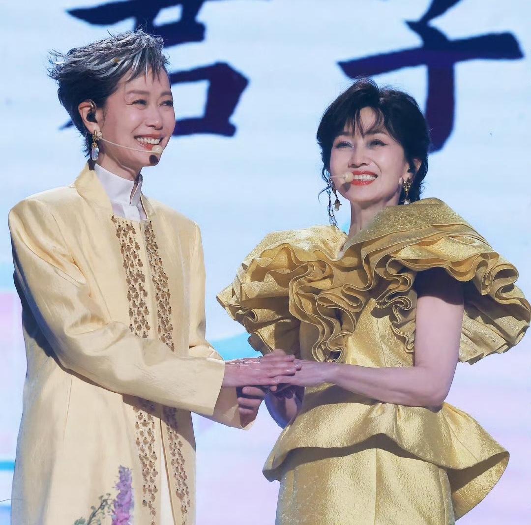 怎么都说叶童赵雅芝闹掰了？本来新白演唱会，把很多人怀旧的情怀都唤醒了然后演着