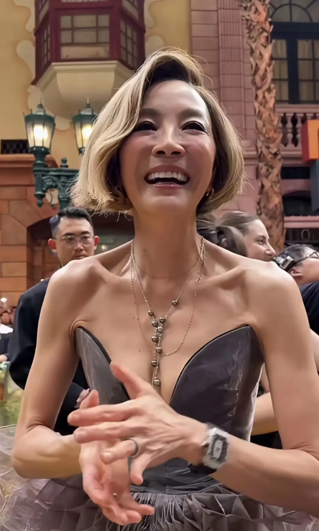 杨紫琼，真的太瘦了！骨骼线条在皮肤下清晰可见，面部也因消瘦而略显凹陷，法令纹等