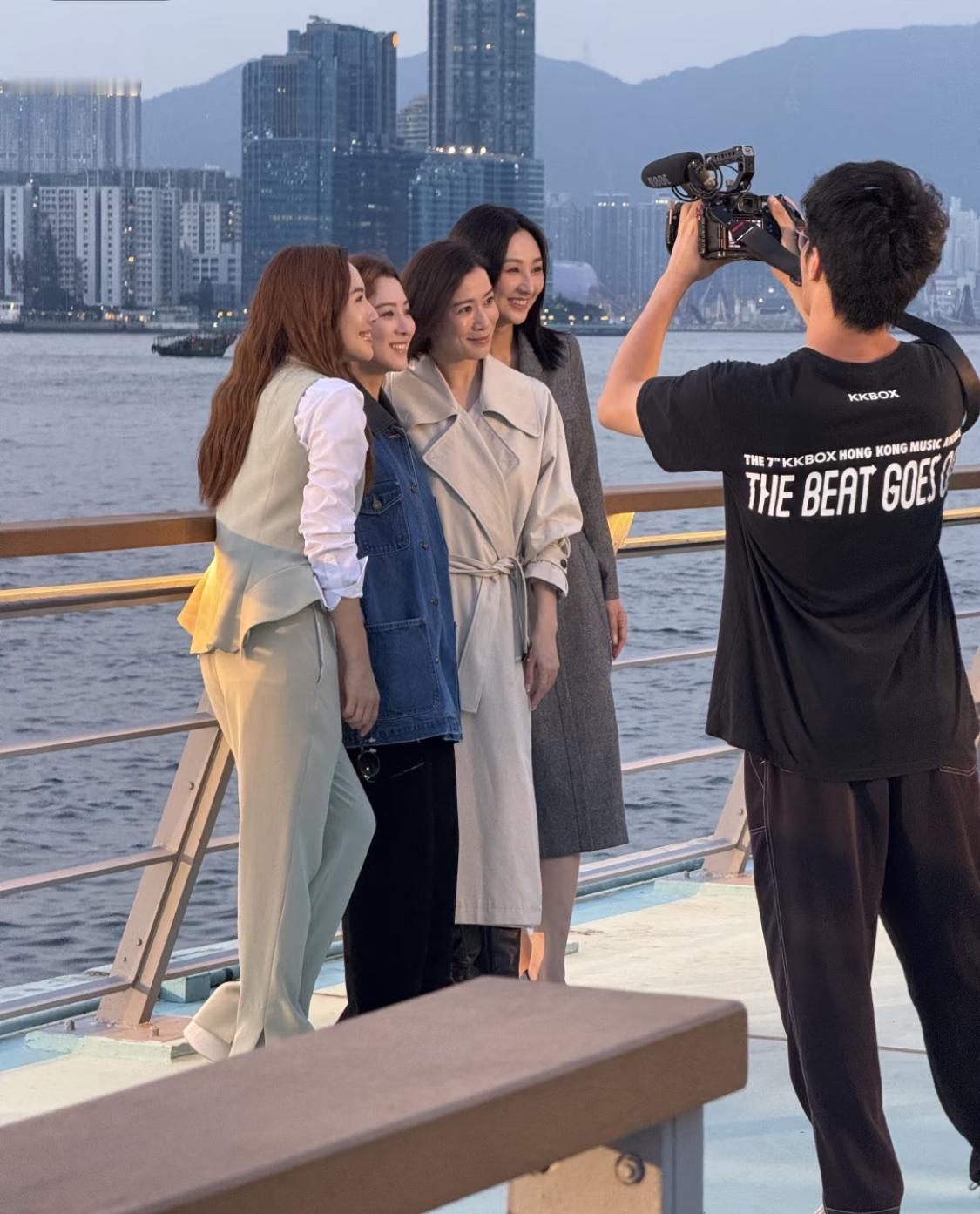 开始拍摄，夏天30多度，女演员穿着秋装拍摄，这么热的天，女演员好像都不出汗，状态