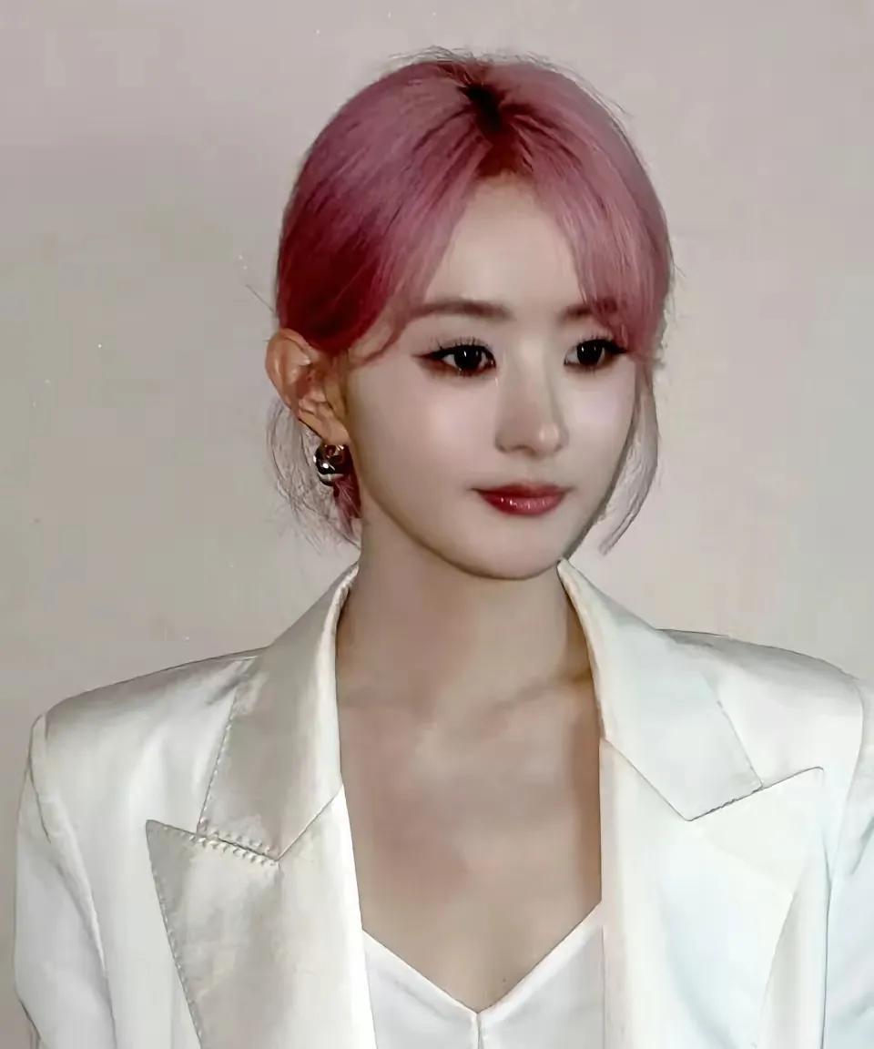 哇塞！赵丽颖不会也去医美了吧！感觉脸型和五官都变了。有人说赵丽颖怎么也变成网红