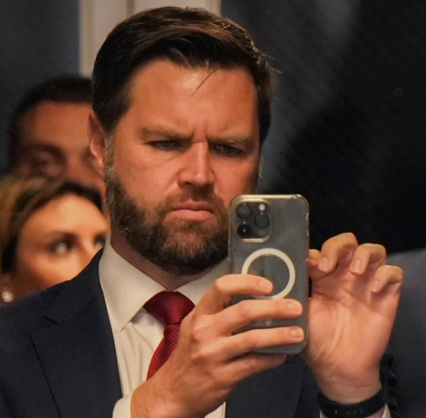 刚刚，白宫官方账号发了一张马赛克图片，引发网友热议，有人似乎发现了原图，但不知道